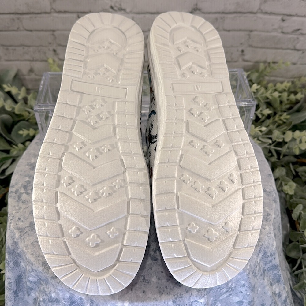Dr. Seuss “Cat in the Hat” White Canvas Cartoon Print Sneakers WMS 9.5M🌟NWOT - Picture 8 of 9
